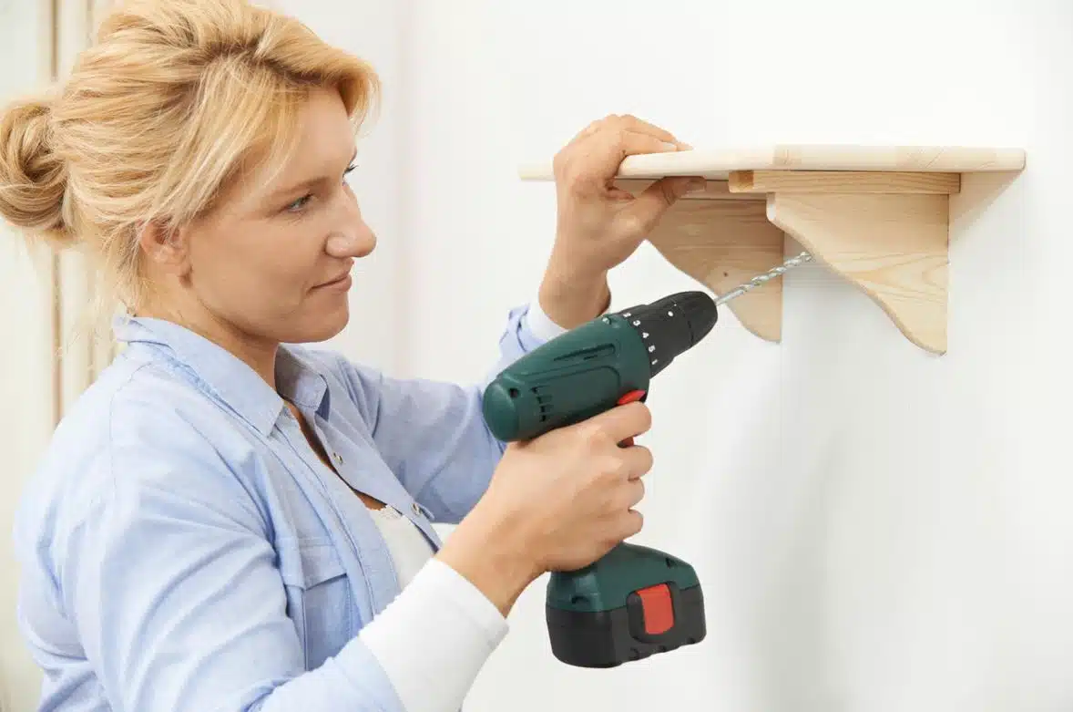 Comment bien fixer une étagère murale sans endommager votre mur