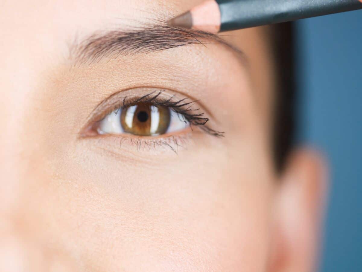 se maquiller les sourcils 