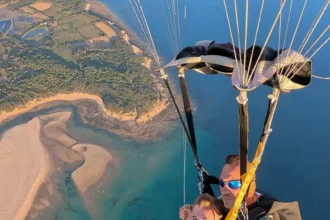 Saut en parachute au-dessus de la plage aux Sables-d'Olonne